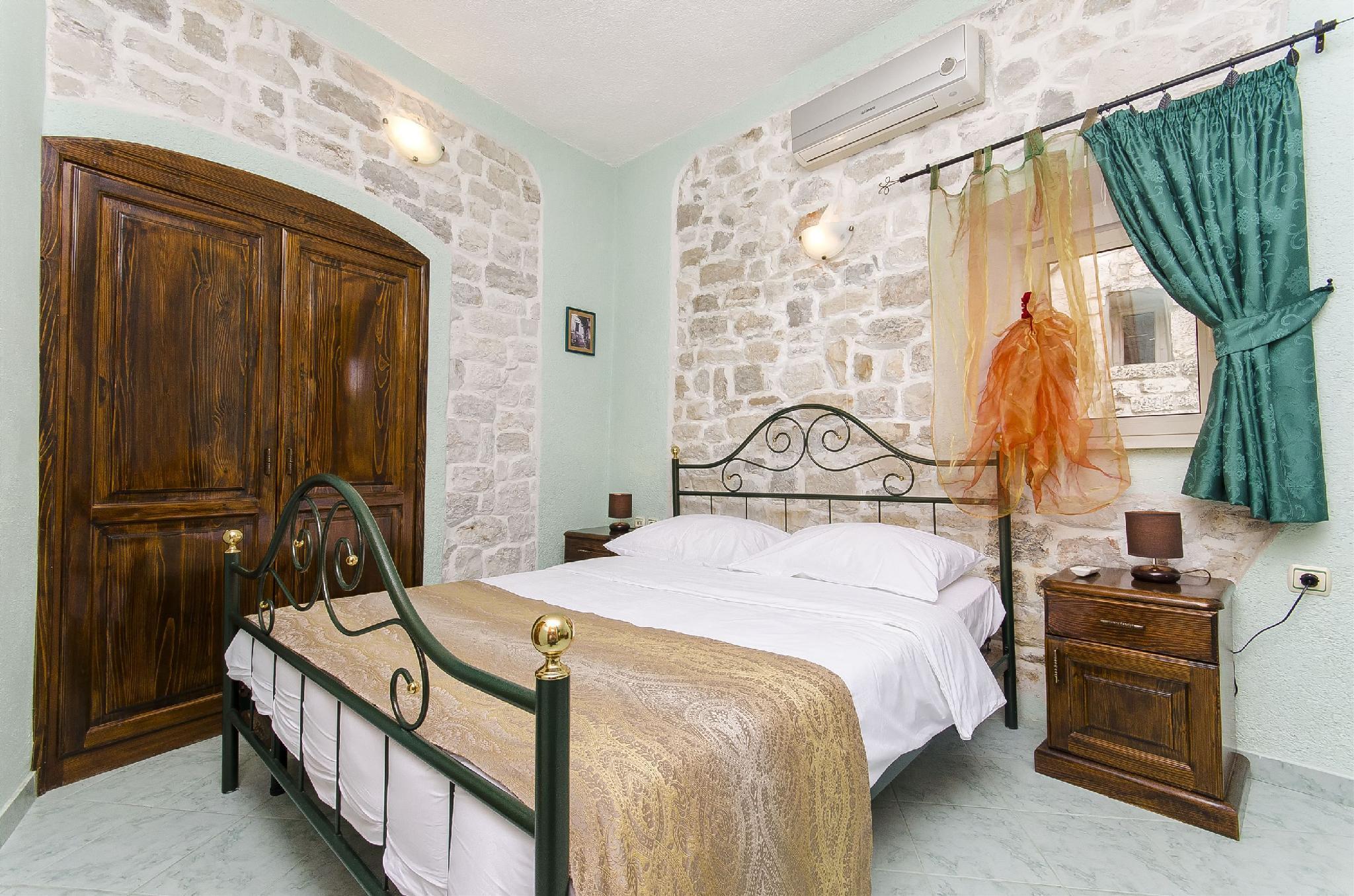 Palace Derossi Trogir Exterior foto